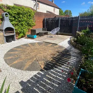  Apartment Cosy With Free Parking Close To Airport